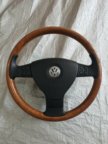 Predám drevený multifunkčný volant Volkswagen Passat B6. - 2
