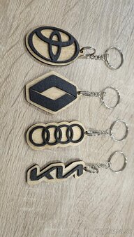 Drevené kľúčenky so značkami aut - 2