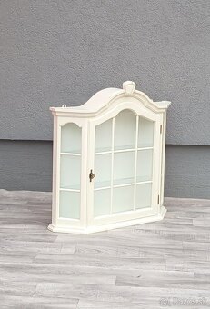 Vitrína biela nástenná. - 2