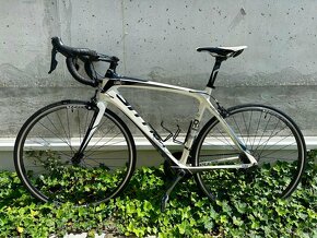 Predám cestný bicykel Kellys URC 30 s karbónovým rámom - 2