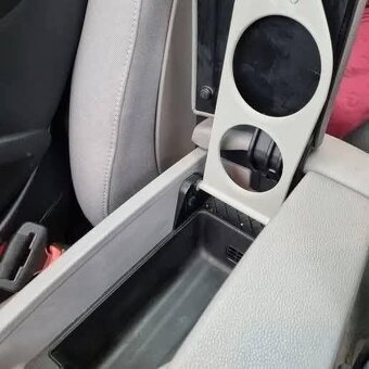 BMW e60 držiak na plechovky - 2