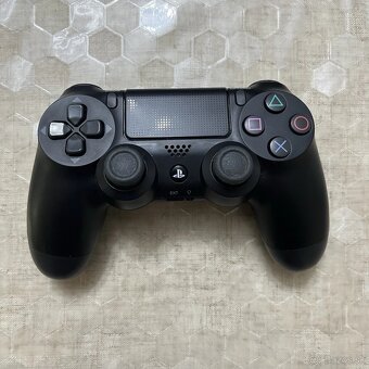 Predám PlayStation 4 Slim 1TB - 2