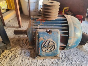 Elektro motory prvý 5.5 kw druhý 3 kw - 2
