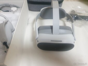 Pico 4 s prislusenstvom a hramy. - 2