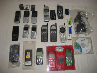 14x stare tlacitkove mobily - 2