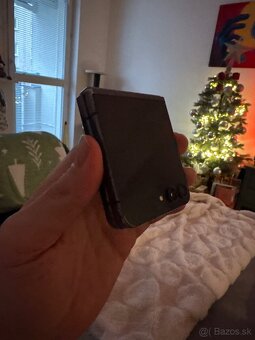 Predam Samsung Galaxy Z Flip 5 256GB s poskodenym displayom - 2