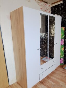 Šatnikova skriňa zo zrkadlami - 2