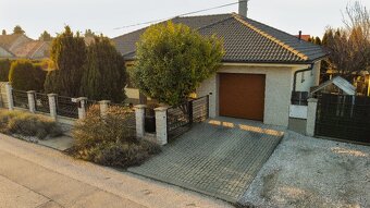Moderný bungalov v tichej lokalite s krásnym pozemkom - 2
