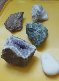 Minerálne kamene : Ametyst, Smaragd v hornine - 2