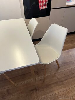Jedálenský stol so 4 stoličkami - 2