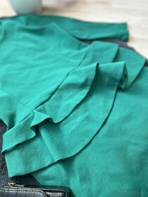 Formálne elegantné midi smaragdove šaty s volánom na zips - 2