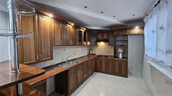 RODINNÝ 3-IZBOVÝ BYT S LOGGIOU V ŽIADANEJ LOKALITE - 2