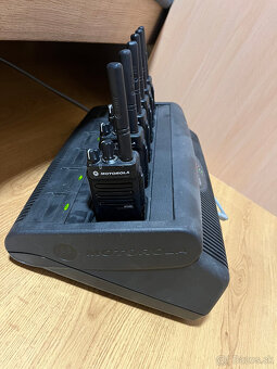 Vysielačky motorola DP2400e UHF 6ks + impres nabijacka - 2