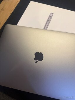 Macbook air M1 (2020) - ako nový - 2