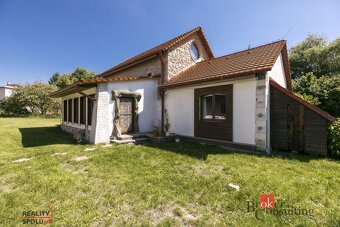 Exkluzívne na predaj: Jedinečný rodinný dom s dušou v obci L - 2