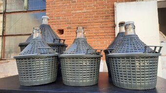 Sklenené demižóny s plastovým košom – rôzne veľkosti (použív - 2
