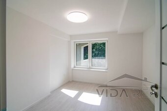 Na prenájom 4-izbový byt s predzáhradkou v modernom rodinnom - 2