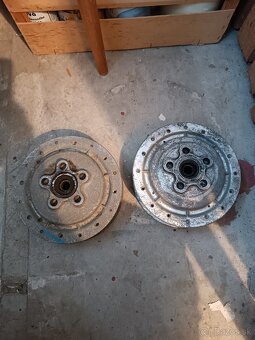 Predám stredy kolies náboje Tatran manet 100 125 - 2