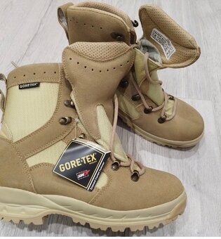 Vojenské oblečenie a obuv - 2