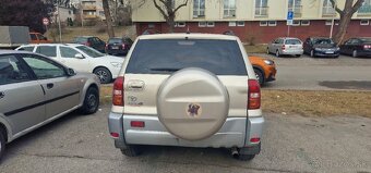 Toyota Rav4 2.0 diesel, 175k nájazd, r.v.04 na diely - 2
