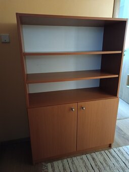 Polica- knižnica - študentská izba - 2