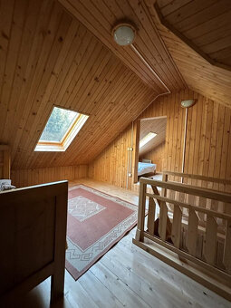 VKUSNE REKONŠTRUOVANÁ S CITOM ZARIADENÁ SLNKOM ZALIATA CHATA - 2