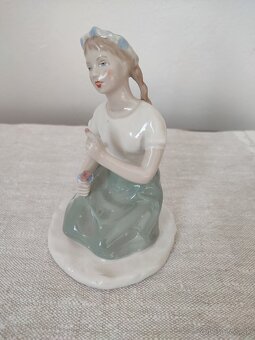 Royal dux dievča s lienkou porcelánová soška
- 2