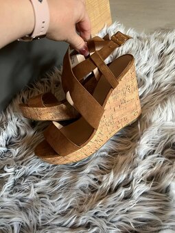 caramel new look damske stylove letne sandale na platforme - 2