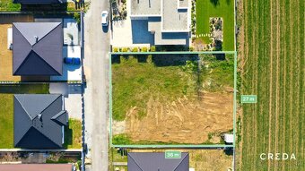 CREDA | predaj stavebný pozemok so stavebým povolením a IS, - 2