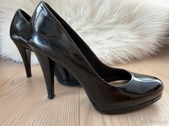 Čierne lesklé lodičky na vysokom opätku - 2