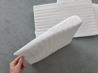 Kojenecký trojuholníkový vankúš do postieľky - 2