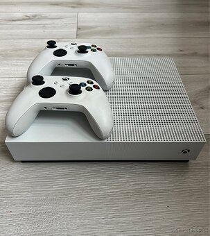 Xbox One S (1TB) + 2x ovládač - 2