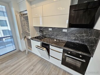 Moderný, komplet zariadený 2 izbový byt s parkovacím … - 2
