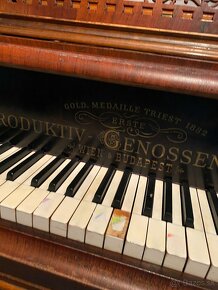 100-ročný klavír v dobrej kondícii - 2