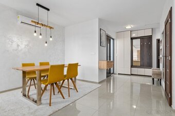Stôl z masívu 160x90x77 + 4x čalúnená stolička - 2