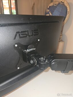 ASUS VG249Q a AlzaErgo Ergoarm S70B - 2