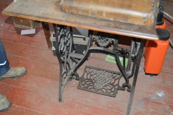 Starý šijací stroj Singer. - 2