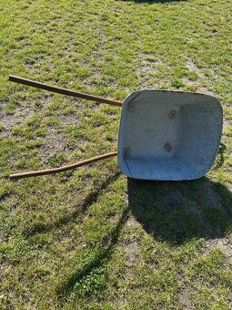 Starý plechový fúrik - táčka - 2