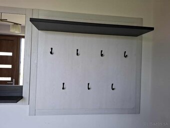 Predam vešiakovu stenu a zrkadlo - 2