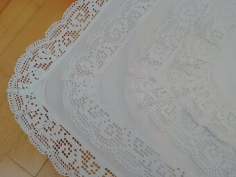 STAROŽITNÝ OBRUS S KRAJKOU - 2