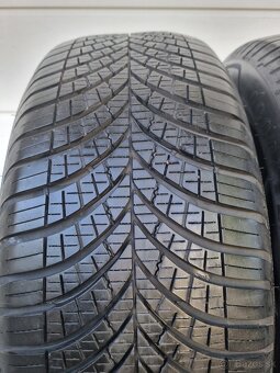 Celoročné pneu Goodyear 225/55 R17 – cca 7,5 mm dezén - 2