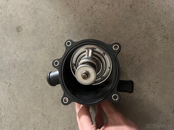 Kryt termostatu audi rs6 c6 5.0 v10 - 2