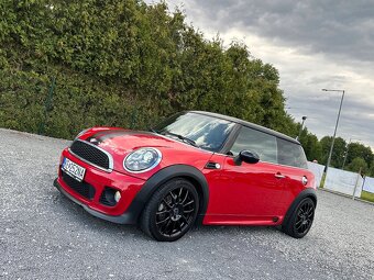 Mini Cooper 2.0 D Bi-xenón, 82kW, A6 - 2