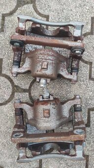 Honda Civic 8g Brzdový strmeň predny - 2