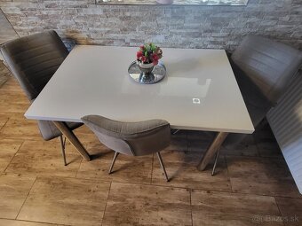 Stôl zo stoličkami - 2