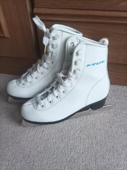 Dievčenské korčule veľ 33 - 2