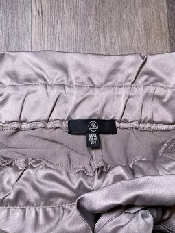 Dámske šortky so saténovým vzhľadom, veľkosť EUR 40 - 2