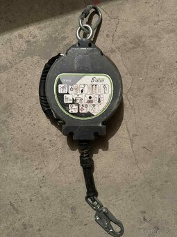 Zatahovaci zachytavac padu - 2