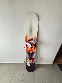 Snowboard a viazaním a topánkami - 2