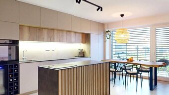 Novozariadený rodinný dom s veľkými spálňami i šatníkom pri  - 2